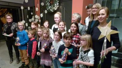 Bild: bgl
Das Rahmenprogramm der "Oberpfälzer Weihnacht" bestritten der Kinderchor „Pusteblume“ Um Leiterin Maria Ahlemeyer (rechts) sowie Organisatorin und Sprecherin Maria Schießl (links).