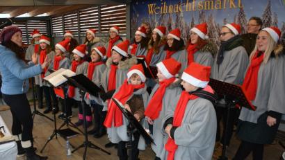 Bild: jr
Der Jugendchor aus Chodov gab Kostproben seines Könnens auf dem Waldsassener Weihnachtsmarkt.