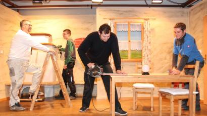 Bild: pi
Johannes Puff, Johannes Wittmann, Dominik Meyer und Felix Woppmann (von links) basteln am Bühnenbild.