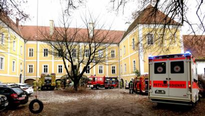 Bild: Hirsch
Im Fronberger Schloss breitete sich übers Wochenende Rauch im kompletten Erdgeschoss eines etwa 20 Meter langen Gebäudeteiles aus.