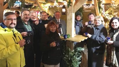 Bild: Hirsch
Die Komitee-Mitglieder ließen das Jahrestreffen auf dem Schwandorfer Weihnachtsmarkt ausklingen.