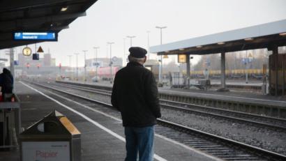 Bild: Gabi Schönberger
Wie Hunderte Pendler und Reisende wartet dieser Mann am Montag vergeblich auf die Bahn. Warnstreiks verursachen zahlreiche Ausfälle.