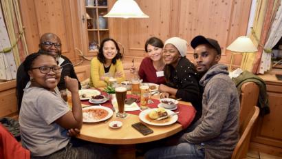 Bild: J.F. Winkler
Sechs Personen, sechs Nationen – alle an einem Tisch mit viel Spaß.