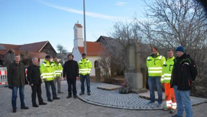 Bild: fz
Mit der Baufirma, Planern und Verantwortlichen zeigt sich Bürgermeister Gerhard Scharl (zweiter von links) zufrieden über den neu gestalteten Kapellenplatz in Trebsau mit der Kapelle im Hintergrund.