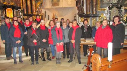 Bild: is
Der Chor „Encores“ und die Veeh Harfengruppe der Musikschule sorgen bei den Zuhörern für vorweihnachtliche Stimmung.