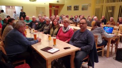 Bild: Brendel, Hubert (BR)
Informationen aus „erster Hand“ gab es bei der sehr gut besuchten Bürgerversammlung in der Rektor-Haindl-Aula.