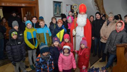 Bild: dob
Große und kleine Kinder umringen den heiligen Mann, der viel Gutes über die Ortsteilbewohner zu berichten hat und deshalb die Rute lieber im Sack lässt. Vielmehr verteilt er süße Geschenke an den Nachwuchs.