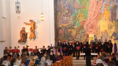 Bild: bey
Die Bläsergruppe Oberwildenau (links) und der Kirchenchor stimmen neben dem Kinderchor beim Adventskonzert auf das Weihnachtsfest ein.