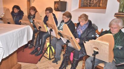 Bild: no
Veeh-Harfenklänge verleihen dem Adventskonzert in der St.-Johannes-Kapelle eine meditative Stimmung. Den Leiter der Illschwanger Gruppe, Helmut Kellner, vertritt an diesem Abend Hilde Englhard (rechts).