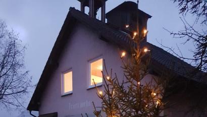 Bild: hzi
Vor dem Feuerwehrgerätehaus in Heinersreuth steht in den nächsten Wochen der erste „offizielle“ Weihnachtsbaum in der früheren Gemeinde. Im Frühjahr hatte an gleicher Stelle der Nachwuchs mit dem „kleinen Maibaum“ schon einmal das Aufstellen geübt