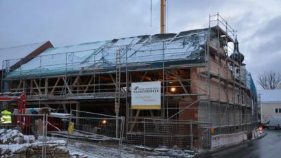 Bild: jr
Im winterlichen Kleid präsentiert sich der Schafferhof, das derzeit teuerste Projekt der Marktgemeinde. Bis zum Frühjahr 2020 soll der Umbau in ein Info- und Begegnungszentrum abgeschlossen sein.