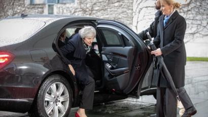 Bild: Michael Kappeler/dpa
Die britische Premierministerin Theresa May steigt vor dem Bundeskanzleramt aus ihrer Limousine. May traf sich am Dienstag unter anderem mit der deutschen Bundeskanzlerin sowie dem niederländischen Regierungschef.