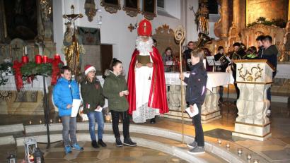 Bild: boj
Zwei Mädchen und zwei Buben begrüßten den heiligen Nikolaus in der Pfarrkirche.