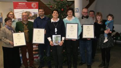 Bild: wro
Kornthan und Muckenthal dürfen sich „Genussort“ nennen. Die Urkunden übergibt Bürgermeister Toni Dutz im Rathaus. Im Bild von links Petra Gleißner, Stefanie Maierhöfer, Bürgermeister Toni Dutz, Andreas Maierhöfer, Manuela Bächer, Elsa Bächer, Wolfgang Stock, Birgit Sailer und Jasmin Gleißner mit Söhnchen Xaver.