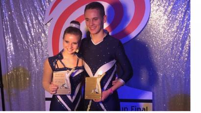Bild: exb
Mit einem Strahlen präsentieren Antonia Schmid und Julian Minks ihre Trophäen. Das Rock-’n’-Roll-Paar von Quick Feet Amberg wurde beim World Cup in Ljubljana Zweiter in der Couple-Dance-Show-Klasse.
