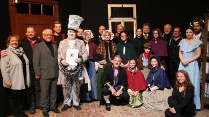 Bild: wro
Thomas Meyer (Fünfter von links) spielt seit vier Jahrzehnten Theater. Dafür wird er im Auftrag des Deutschen und Bayerischen Amateurtheaterverbandes von Kurt Rodehau (Dritter von links) und Jürgen Bauer (kniend links) ausgezeichnet. Das Ensemble gratuliert dem Kollegen.