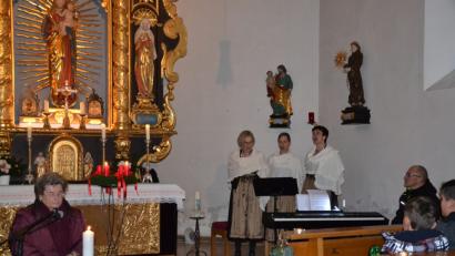 Bild: gi
Aufmerksam lauschten die Besucher den Weihnachtsgeschichten in Oberpfälzer Mundart von Helene Rolle und umrahmt von der Gesangsgruppe „Triangel“ aus Waldthurn unter Leitung und am Piano von Hans-Josef Völkl in einer besinnlichen Stunde in der Ortskirche Burgtreswitz.