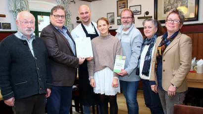 Bild: Thomas Dobler
Eine Urkunde für das Nittenauer Wirtspaar Christoph und Anna Jakob (Mitte) macht darauf aufmerksam, dass der Brauereigasthof Jakob im neuen „Slow-Food-Genussführer“ als empfehlenswert vorgestellt wird. Die Restauranttester rund um Ralf Hartleb (Zweiter von links) überreichten diese Tage Auszeichnung und Buch.