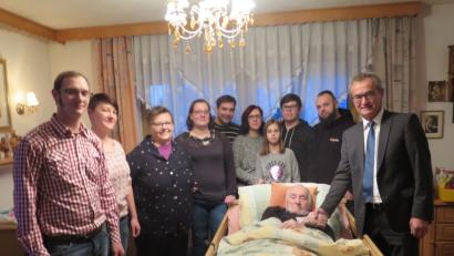 Bild: jzk
Bürgermeister Werner Nickl (rechts) und viele Familienmitglieder (links) gratulieren Wilhelm Greger zu seinem 90. Geburtstag.