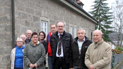 Bild: nm
Zusammen mit Vorstandskollegen und KAB-Mitgliedern freute sich Franz Völkl (rechts) über die Zusage von Josef Wismet (Dritter von rechts). Er kommt auch 2019 wieder in die Grenzgemeinde zur kostenlosen Beratung.