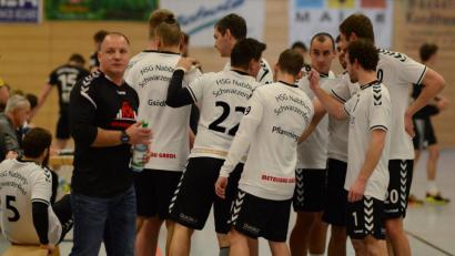Bild: ham
Jubel bei der HSG Nabburg/Schwarzenfeld und Trainer Christian Zachmann (links): Gegen den Nachbarn SG Naabtal sprang ein 27:23-Sieg heraus.