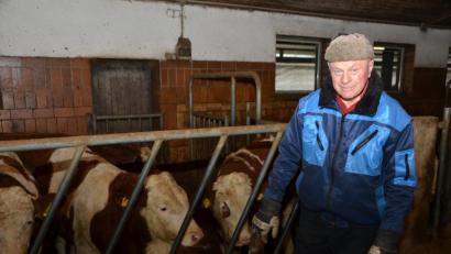 Bild: dob
Herbert Bäumler ist trotz seiner 80 Jahre tagtäglich bei der Arbeit auf dem Hof anzutreffen. Seine Söhne wissen das sehr wohl zu schätzen.