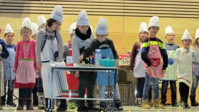 Bild: mez
Bei dem Singspiel "In der Weihnachtsbäckerei" zeigen die Kinder der Grundschule ihr großes Engagement, mit dem sie sich in den Wochen zuvor auf ihren Auftritt vorbereitet haben. Der Applaus ihren Eltern und Großeltern ist ihnen gewiß.