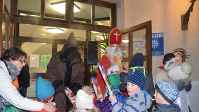 Bild: jub
Die Kinder freuen sich über die kleinen Geschenke, die der Nikolaus am Rathaus verteilt.