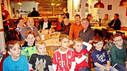 Bild: zer
Voll ist das Bräustüberl nach dem Einbau der TV-Anlage mit der großen Leinwand. Auch die Jüngsten finden sich ein, um ihren Vorbildern beim Fußballspiel zuzuschauen.