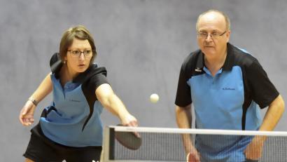 Bild: blg
Im Doppel unterlagen für den TV Amberg Lisa Belmer (links am Ball) und Harry Zielbauer gegen Johann Kammerl/Silke Riedhammer von der DJK SV Steinberg II mit 1:3.