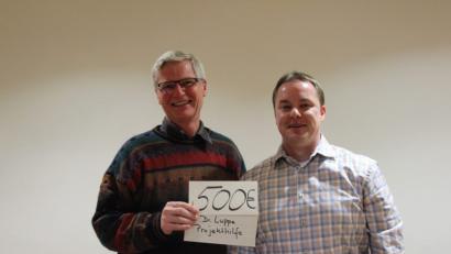 Bild: ads
Der Vorsitzende der Projekthilfe, Ulrich Siebenbürger (links), freut sich über die 500-Euro-Spende, die ihm Matthias Wollmann vom Sachausschuss Mission, Entwicklung und Frieden überreicht.