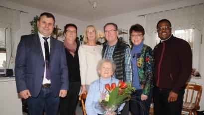 Bild: bey
Margarete Dietl feiert den 98. Geburtstag. Bürgermeister Karlheinz Budnik (links) überbringt die Glückwünsche der Stadt, Pfarrvikar Edwin Ozioko wünscht Gottes Segen. Die Kinder Klara, Waltraud und Lothar mit seiner Frau Maria (ab Zweite von links) wünschen alles Gute.