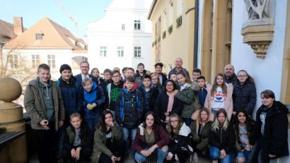 Bild: Stadt Amberg
Ein besonderer Tag für die Dreifaltigkeits-Mittelschüler. Statt ins Klassenzimmer geht es ins Rathaus und dort auf den Balkon.