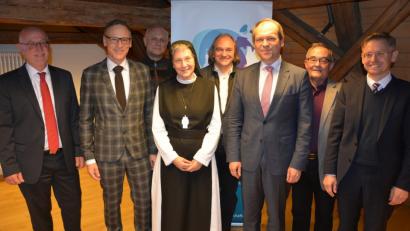 Bild: jr
Der Vorstand des Fördervereins „Welterbe Klosterlandschaft Waldsassen – Stiftland“ mit (von links) Dr. Anton Hochberger, Vorsitzendem Bernd Sommer, Karl-Hans Hofmann, Äbtissin Laetitia Fech, Harald Hertel, Hans-Jörg Schön, Manfred Brunner und MdL Tobias Reiß.