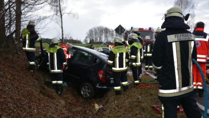 Bild: jr
Rettungskräfte versorgen den verunglückten Fahrer, den die Feuerwehren aus dem Autowrack befreien.