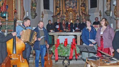 Bild: wee
Auch in diesem Jahr kamen wieder sehr viele Zuhörer in die St.-Anna-Kirche, um beim 44. Altbayerischen Adventssingen der vorweihnachtlichen Hektik etwas zu entfliehen. Mit dabei waren in diesem Jahr die „Stauber Moidla“, das Trio „Mühlschneidig“, die Querbläser Erbendorf, der OWV-Männergesang, die Wernberger Stubenmusi und die Geschwister Rosenberg/Weiß.