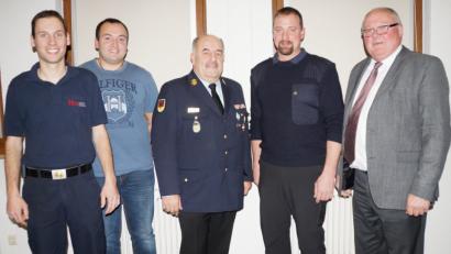 Bild: weu
Kreisbrandinspektor Richard Fleck (Mitte) und Bürgermeister Heinz Weigl (rechts) stellten bei der Kommandantendienstversammlung den neuen Kreisbrandmeister Peter Killermann (Zweiter von rechts) vor. Der gastgebende Kommandant Ferdinand Roßmann und sein Stellvertreter Mathias Stöhr (links) boten ihren Kollegen in den Ortsteilen ihre Hilfe an.