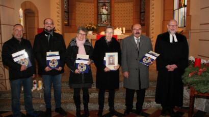 Bild: wro
Abschied vom Kirchenvorstand nahmen Klaus Steffenhagen, Johannes Kirchner, Brigitte Busl, Christine Etzold und Johann Fuchs (von links). Pfarrer Martin Schlenk sagte Dankeschön für das jahrelange Mitwirken.