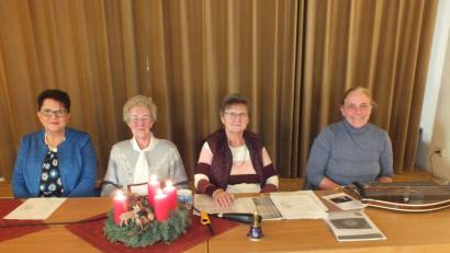 Bild: soj
Marita Kuchenreuther (vli.), Maria Sondermeier, Christa Schiener und Michaela Philbert stimmen die Senioren bei der Adventsfeier auf das Weihnachtsfest ein.