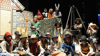 Bild: Kunz
Die Abenteuer der "Bremer Stadtmusikanten" lassen 2014 die Kinderherzen in Weiden höher schlagen. Mit ihren Aufführungen setzen die Akteure des Kinder- und Jugendtheaters der "Lustigen Konrader" seit 30 Jahren Glanzlichter für die Märchenfans.