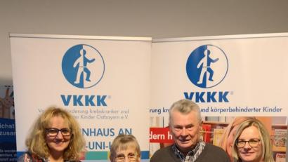 Bild: exb
Theresia Buhne vom Verein zur Förderung krebskranker und körperbehinderter Kinder dankt Rosemarie und Ernst Schönberger sowie Petra Böhme für die Spende über 1000 Euro.