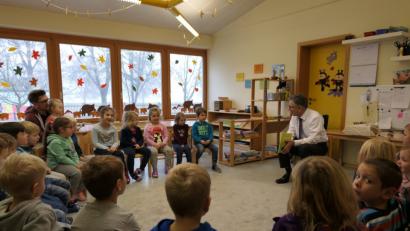 Bild: flm
Mit großer Spannung lauschten die Kinder den Erzählungen von AOK-Direktor Klaus Lill.