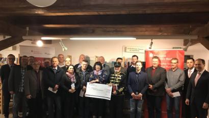 Bild: exb
Die Empfänger der Spenden der Sparkasse Oberpfalz Nord nach der Übergabe der Einzelbeträge in der Stadtbücherei.