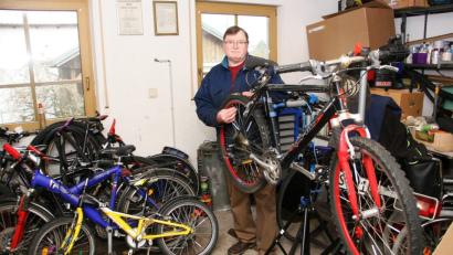 Bild: wro
Viel Zeit wendet Ewald Oppl auch als „Fahrrad-Doktor“ auf, um damit Kinder mobil zu machen.