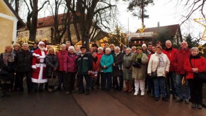 Bild: Brendel, Hubert (BR)
Beeindruckt ist die fast 40-köpfige Speichersdorfer Gruppe mit Franz Schmidt als Organisator (Dritter von links) vom historischen und romantischen Weihnachtsmarkt auf Schloss Guteneck, dessen Weihnachtsmann die oberfränkischen Besucher begrüßt.