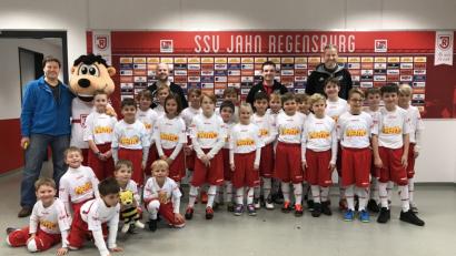 Bild: no
Die F- Jugend des TUS Kastl und die E-Jugend des SV Illschwang/Schwend, gemeinsam mit den Betreuern (von links) Daniel Fasold, Michael Hufnagel, Elmar Halk und Mathias Wenkmann unmittelbar vor dem Einlauf in die Continental Arena.