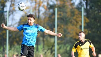 Bild: Schrems
Zur Winterpause haben der SV Poppenreuth und der FC Tirschenreuth völlig unterschiedliche Ausgangspositionen in der Fußball-Bezirksliga Ost. Während die Poppenreuther noch in Richtung Spitzenplatz schielen dürfen, muss sich der FC für den Abstiegskampf in der Frühjahrsrunde wappnen. Im direkten Vergleich zwischen beiden Vereinen gab es im Oktober ein 1:1. In dieser Szene klärte der Tirschenreuther Emre Taskiran (links) vor Josef Kotrba (SVP).