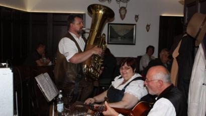 Bild: Bild: privat
Die „Blechernen Sait’n“ spielen im Gasthaus „Zum Sorgenfrei“ in Regensburg zünftig auf.