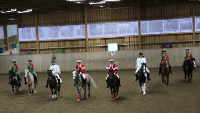 Bild: Susanne Forster
In weihnachtlichen Outfits gestalteten die Reiterinnen die Ponyquadrille beim Weihnachtsreiten.