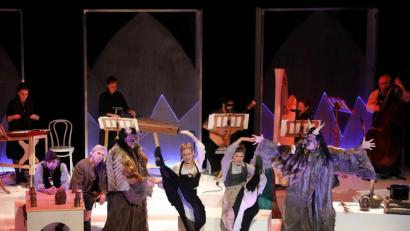 Bild: Wolfgang Steinbacher
„Stille Nacht“ ist ein Weihnachtslied, das um die Welt geht. Als Musical weckt es bei einigen Besuchern des Stadttheaters wohl falsche Erwartungen.